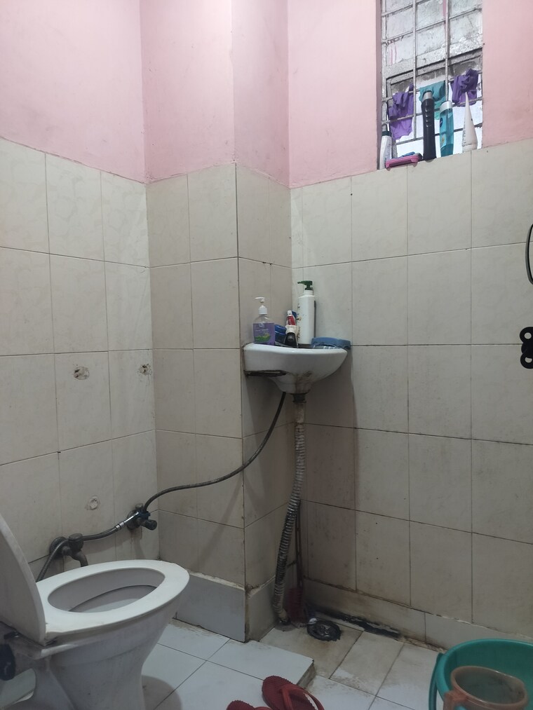 Bathroom, katwaria sarai 2 Bedroom 750 Sq.Ft. Apartment In Katwaria Sarai Delhi 9306466