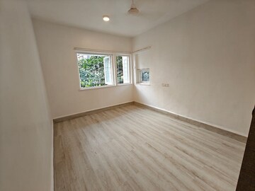 Room in 2 BHK Apartment at Bandra West – for Rent