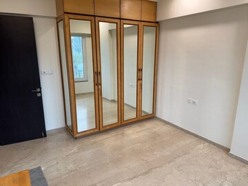 Room in 4 BHK Apartment at Santacruz West – for Rent