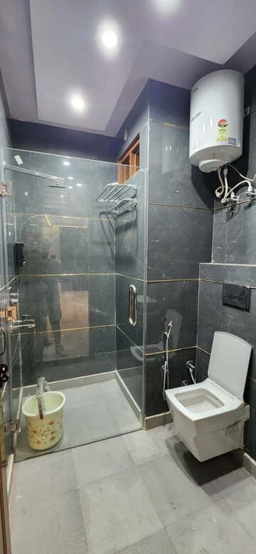 Team Area in 3 BHK Builder Floor at Dwarka Mor – for Rent