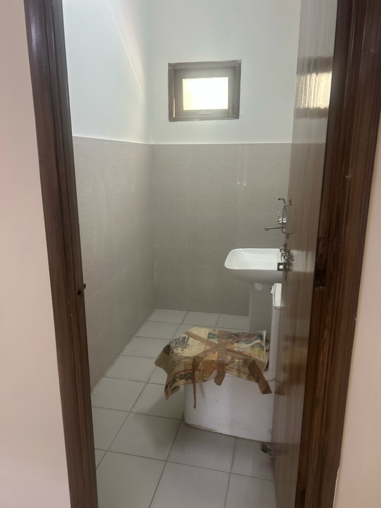 Bathroom, arttech-maulshree-heights 3.5 Bedroom 1300 Sq.Ft. Apartment In Sector 84 Faridabad 9306560