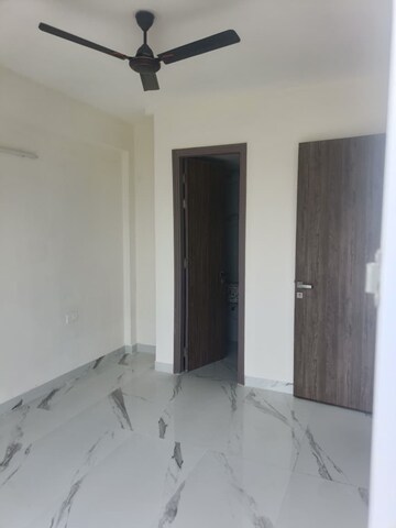 Room in 3.5 BHK Apartment at Smart World Gems, Sector 89 – for Rent