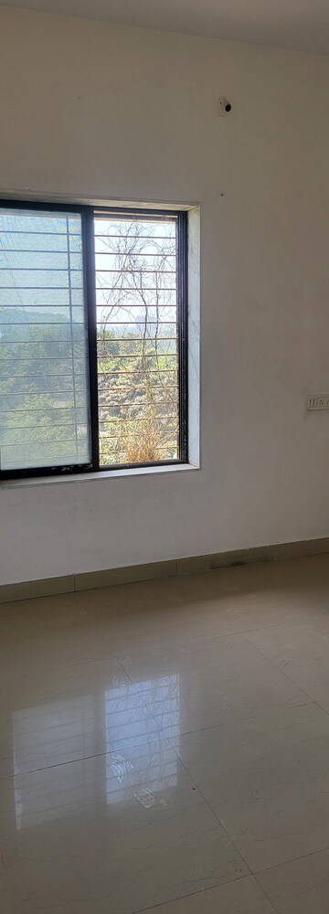 Room in 3 BHK Apartment at Amli Industrial Estate – for Rent