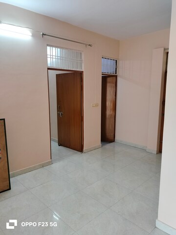 Room in 1.5 BHK Builder Floor at Gomti Nagar – for Rent