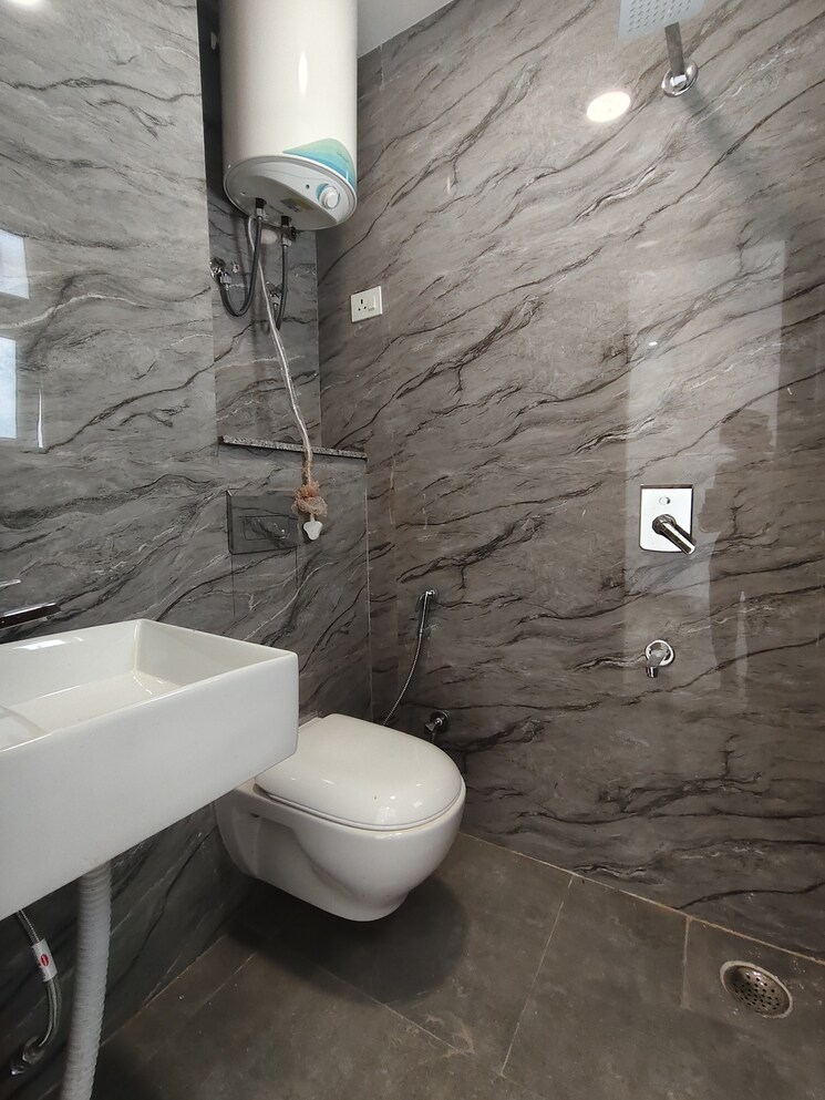 Bathroom, freedom fighters enclave 3 Bedroom 1800 Sq.Ft. Apartment In Freedom Fighters Enclave Delhi 9306747