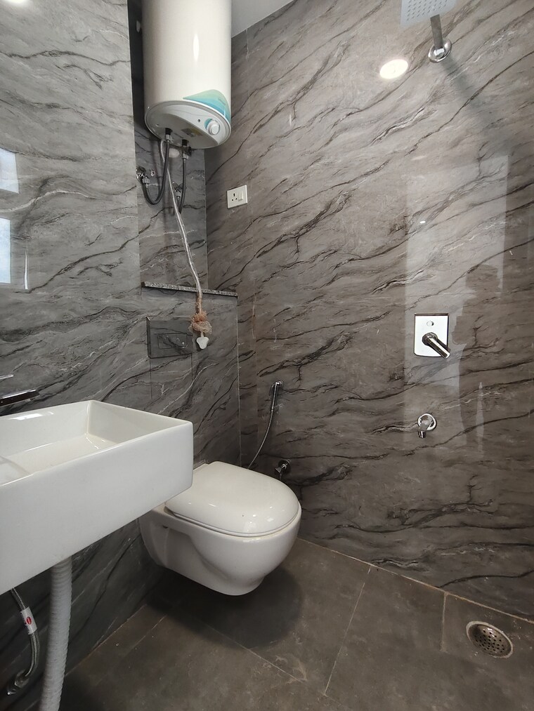 Bathroom, freedom fighters enclave 3 Bedroom 1800 Sq.Ft. Apartment In Freedom Fighters Enclave Delhi 9306747