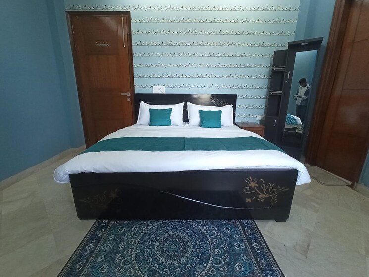 Bedroom, freedom fighters enclave 3 Bedroom 20000 Sq.Ft. Apartment In Freedom Fighters Enclave Delhi 9306836