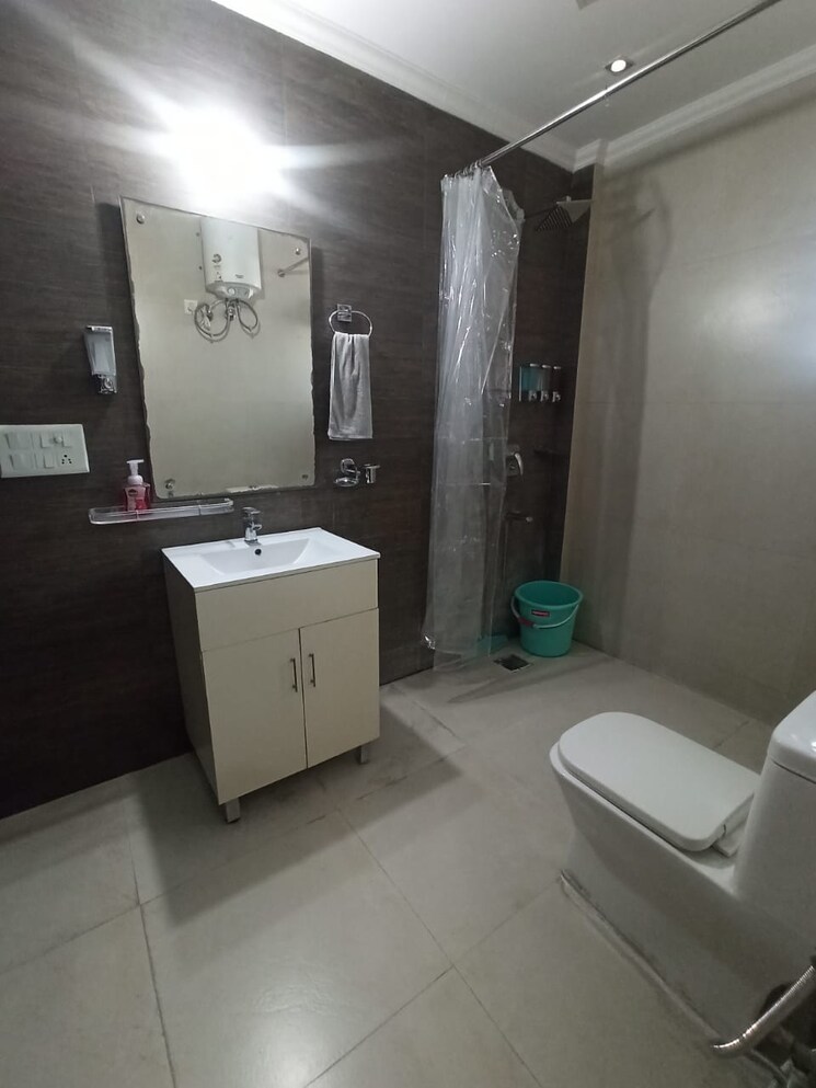 Bathroom, freedom fighters enclave 3 Bedroom 20000 Sq.Ft. Apartment In Freedom Fighters Enclave Delhi 9306836