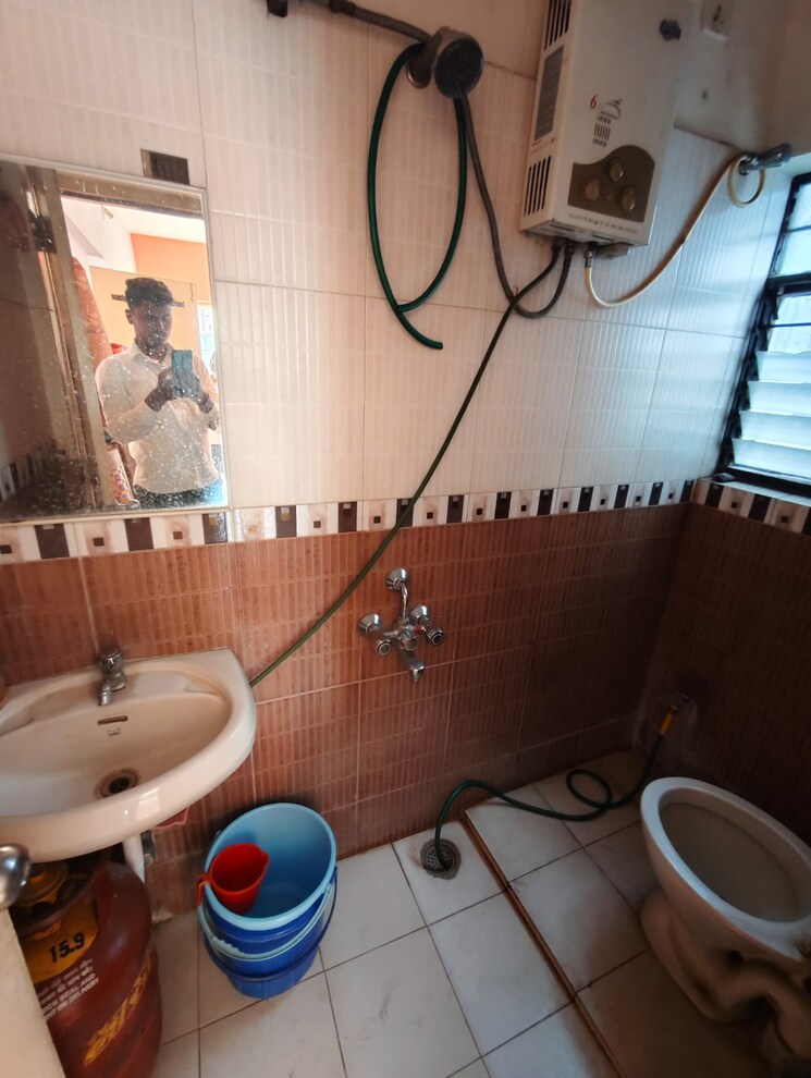 Bathroom, daulat-nagar 2 Bedroom 840 Sq.Ft. Apartment In Anand Nagar Pune 9306997