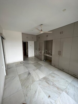 Room in 5 BHK Apartment at Colaba – for Rent