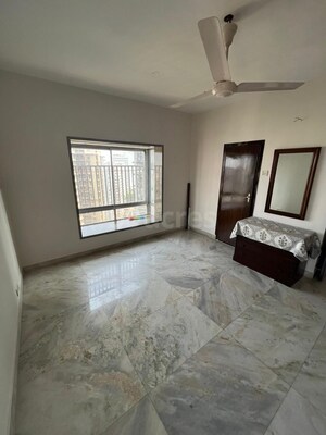 Room in 5 BHK Apartment at Colaba – for Rent