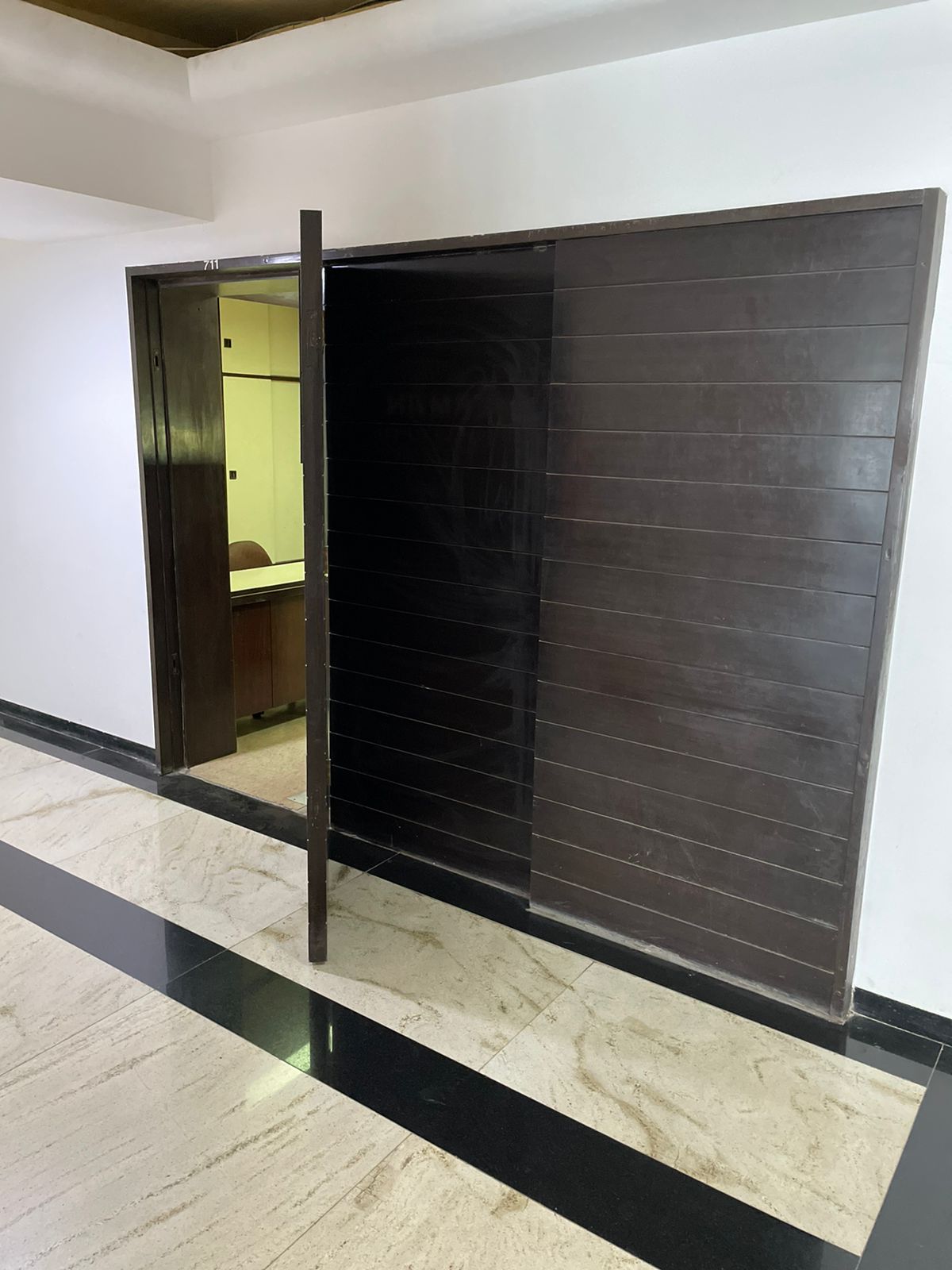 5 BHK + Servant Room Apartment For Rent in Colaba Apartment