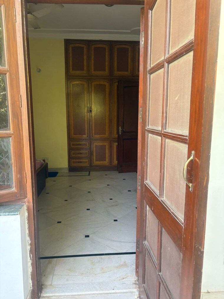 Room, sector 15 2 Bedroom 1400 Sq.Ft. Apartment In Sector 15 Gurgaon 9307069