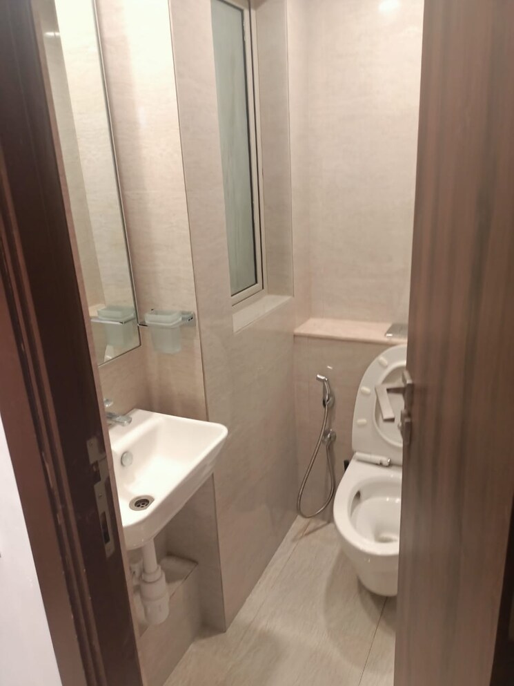 Bathroom, hiranandani-regent-hill 1 Bedroom 385 Sq.Ft. Apartment In Powai Mumbai 9307101