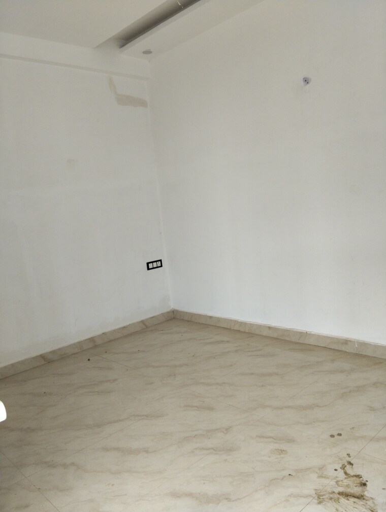 Room, sector 73 2 Bedroom 1050 Sq.Ft. Builder Floor In Sector 73 Noida 9307189