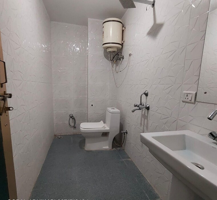 Bathroom, risland-sky-mansion 2 Bedroom 1000 Sq.Ft. Builder Floor In Chattarpur Delhi 9308597