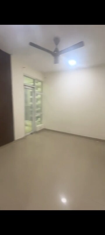 Room in 2.5 BHK Apartment at Gaur City 2 - 12th Avenue, Sector 16c Greater Noida – for Rent