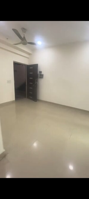 Room in 2.5 BHK Apartment at Gaur City 2 - 12th Avenue, Sector 16c Greater Noida – for Rent