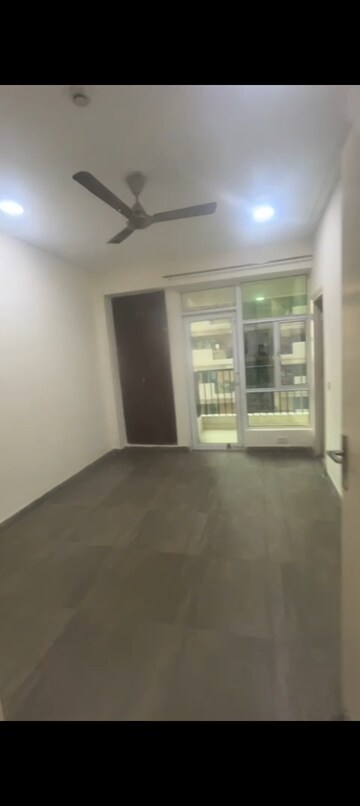 Room in 2.5 BHK Apartment at Gaur City 2 - 12th Avenue, Sector 16c Greater Noida – for Rent