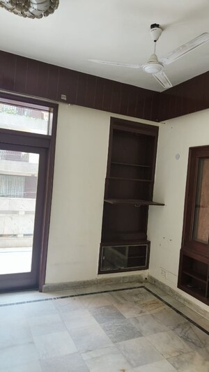 Room in 2 BHK Builder Floor at Safdarjung Enclave – for Rent