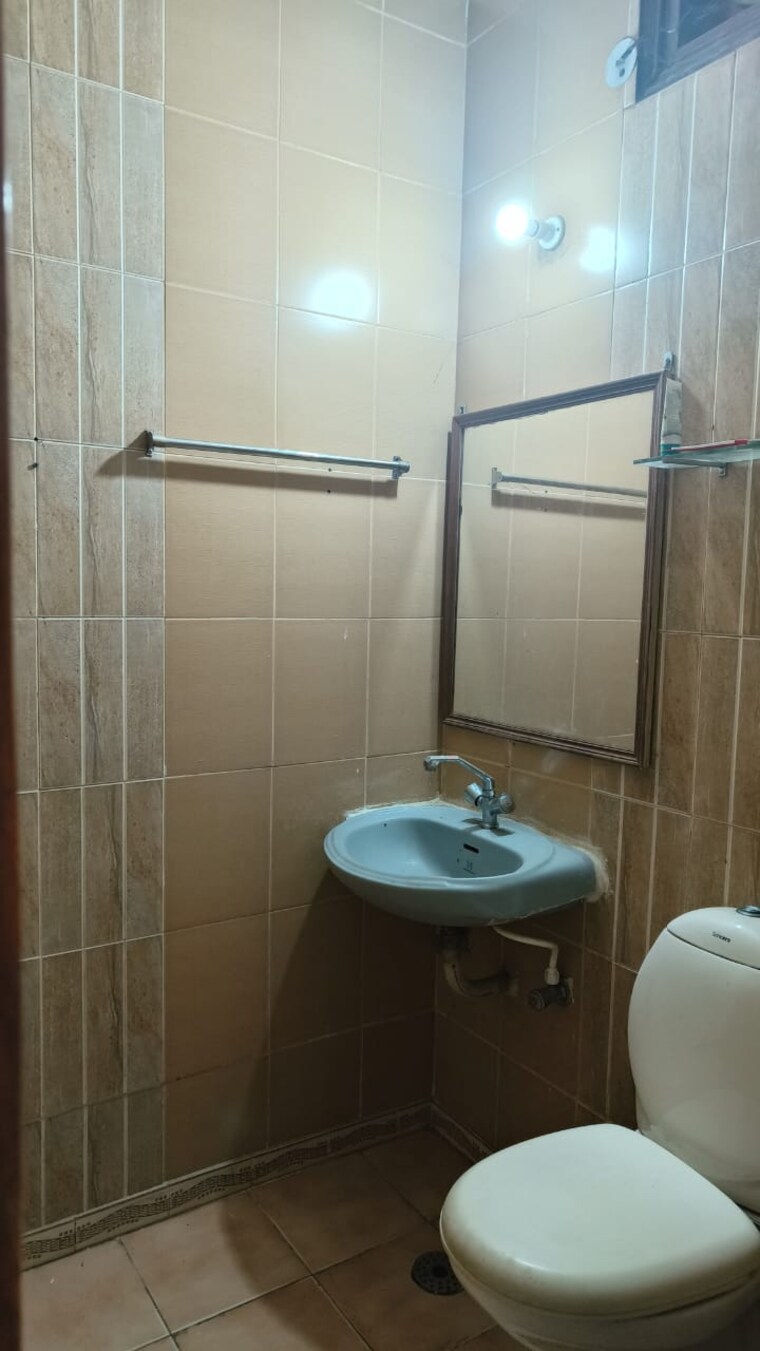 Bathroom, safdarjung enclave 2 Bedroom 150 Sq.Yd. Builder Floor In Safdarjung Enclave Delhi 9307399