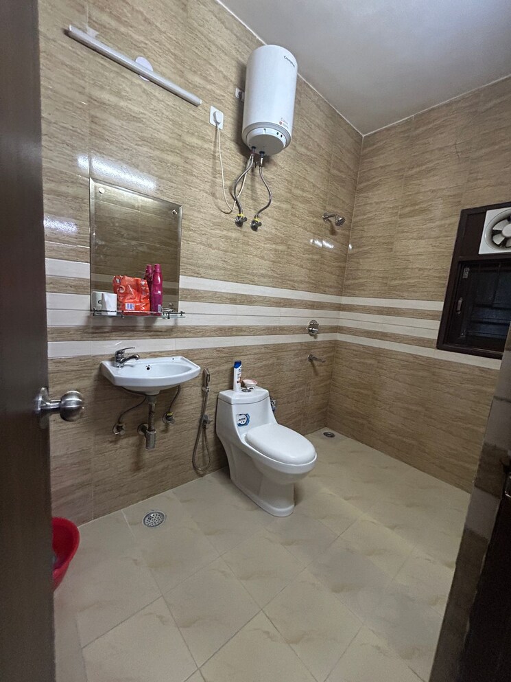 Bathroom, green park 3 Bedroom 340 Sq.Yd. Builder Floor In Green Park Delhi 9307420