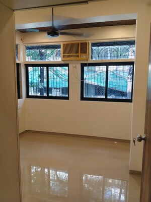 Room in 1 BHK Apartment at Khar West – for Rent