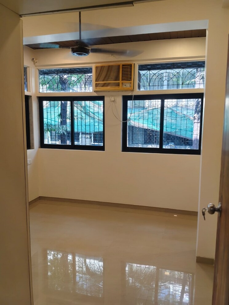 Room, khar west 1 Bedroom 550 Sq.Ft. Apartment In Khar West Mumbai 9307536