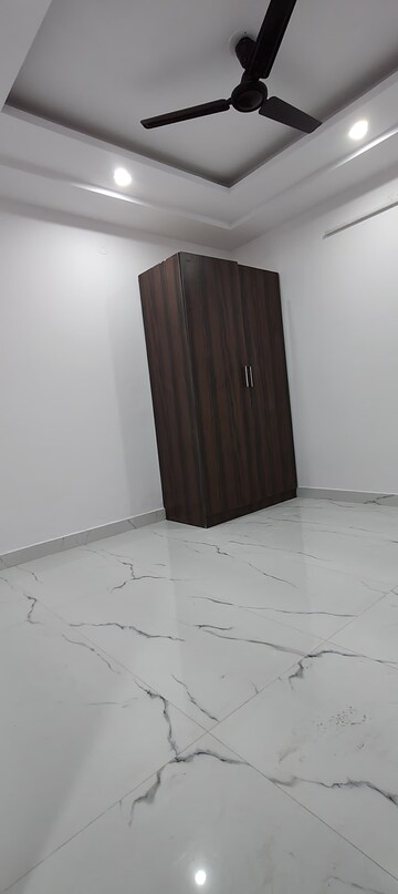 Room in 3 BHK Builder Floor at Chattarpur – for Rent