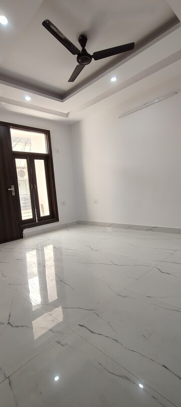 Room in 3 BHK Builder Floor at Chattarpur – for Rent