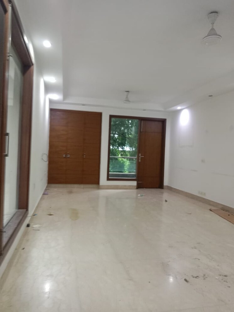 Room, new friends colony 4 Bedroom 500 Sq.Yd. Builder Floor In New Friends Colony Delhi 9307707