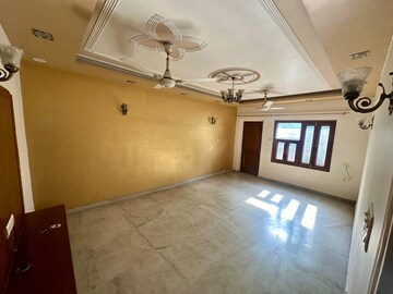 Room in 3 BHK Builder Floor at Safdarjung Development Area – for Rent