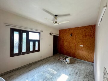 Room in 3 BHK Builder Floor at Safdarjung Development Area – for Rent