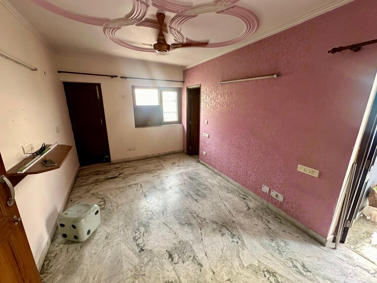 Room, safdarjung development area 3 Bedroom 1600 Sq.Ft. Builder Floor In Safdarjung Development Area Delhi 9307711