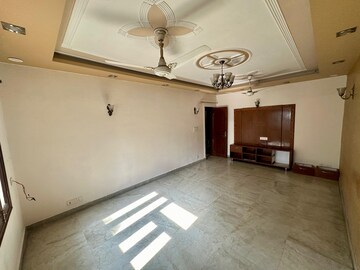Room in 3 BHK Builder Floor at Safdarjung Development Area – for Rent