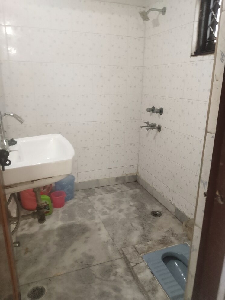 Bathroom, savitri nagar 2 Bedroom 720 Sq.Ft. Builder Floor In Savitri Nagar Delhi 9307780