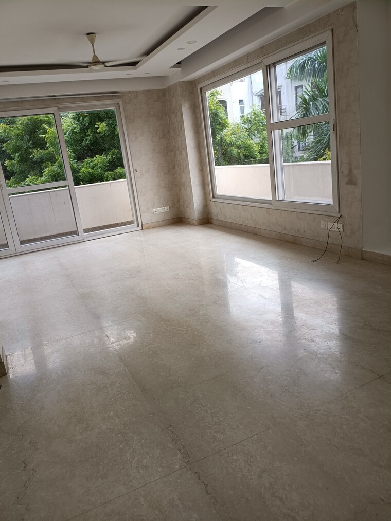 Room, new friends colony 4 Bedroom 500 Sq.Yd. Builder Floor In New Friends Colony Delhi 9307796