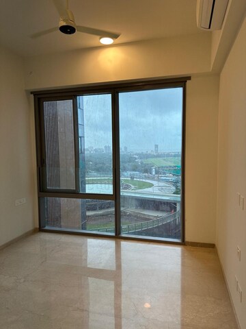 Room in 2 BHK Apartment at Piramal Mahalaxmi, Mahalaxmi – for Rent