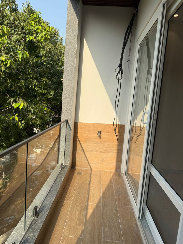 Balcony, east of kailash 3 Bedroom 125 Sq.Yd. Builder Floor In East Of Kailash Delhi 9307842