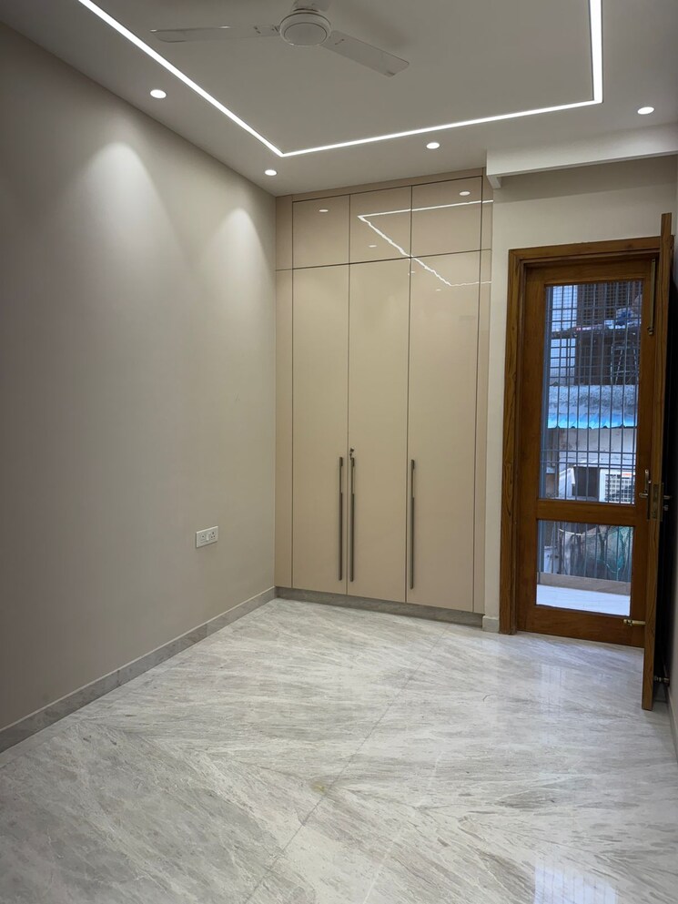 Room, east of kailash 3 Bedroom 125 Sq.Yd. Builder Floor In East Of Kailash Delhi 9307842