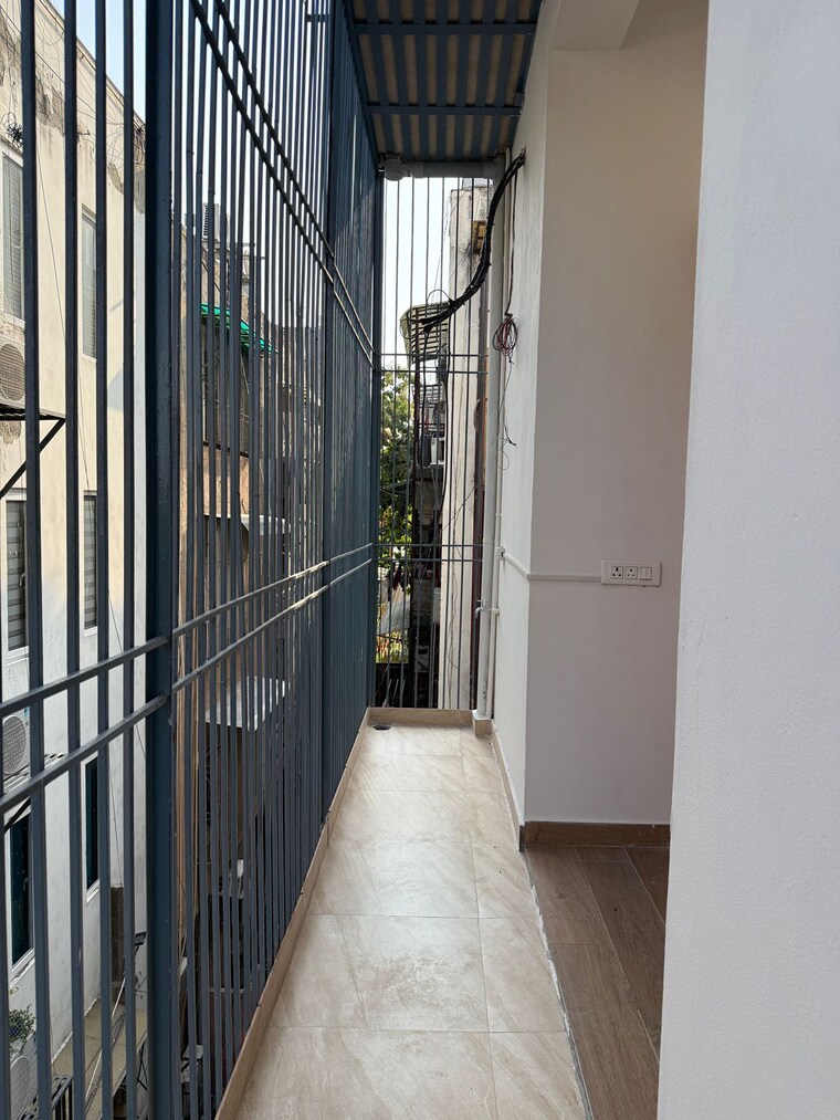 Balcony, east of kailash 3 Bedroom 125 Sq.Yd. Builder Floor In East Of Kailash Delhi 9307842