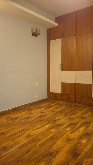 Room in 3 BHK Builder Floor at Chittaranjan Park – for Rent