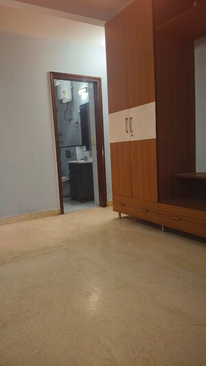 Room in 3 BHK Builder Floor at Chittaranjan Park – for Rent