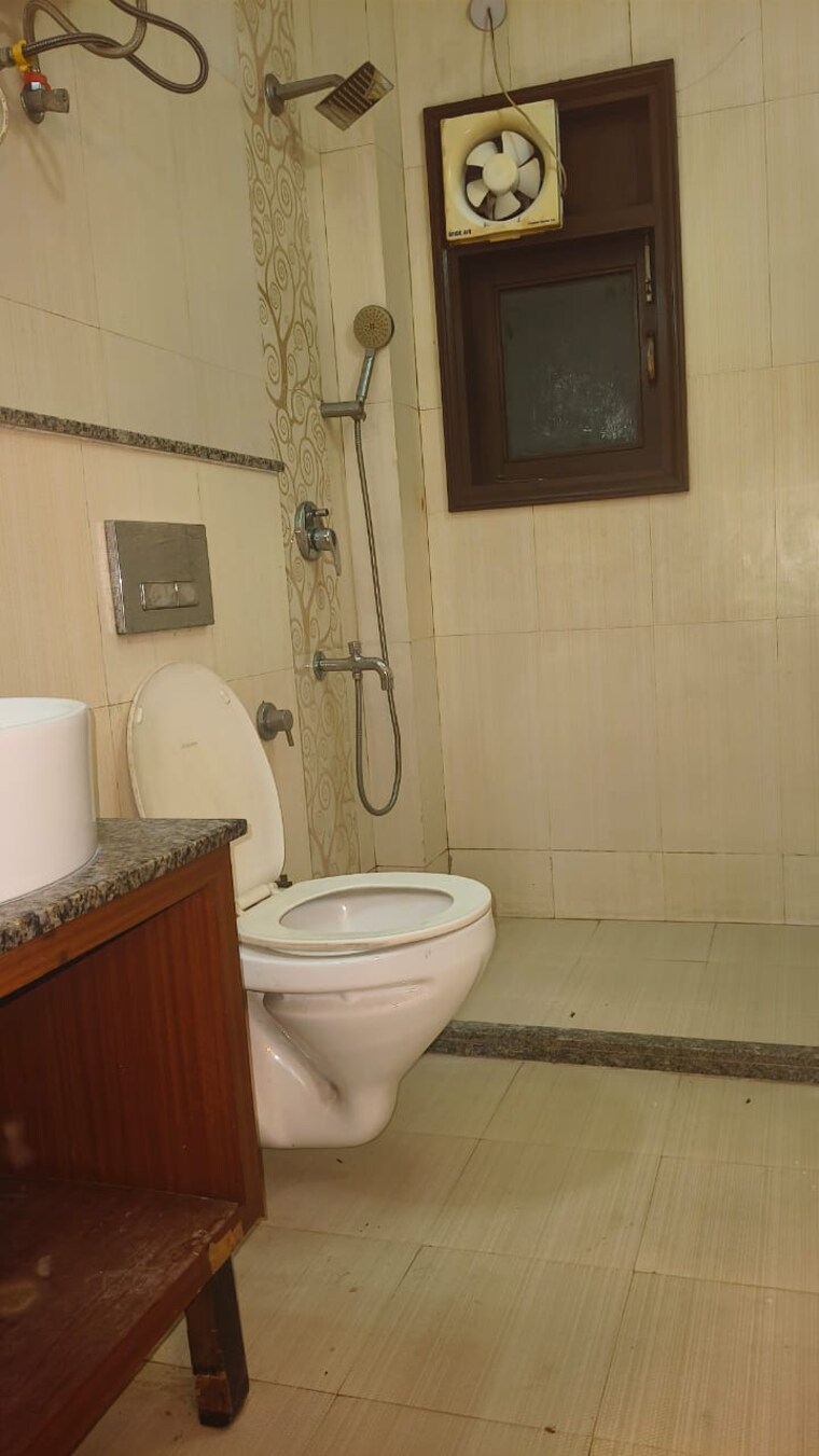 Bathroom, chittaranjan park 3 Bedroom 217 Sq.Yd. Builder Floor In Chittaranjan Park Delhi 9307846