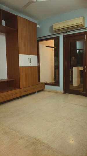 Room in 3 BHK Builder Floor at Chittaranjan Park – for Rent