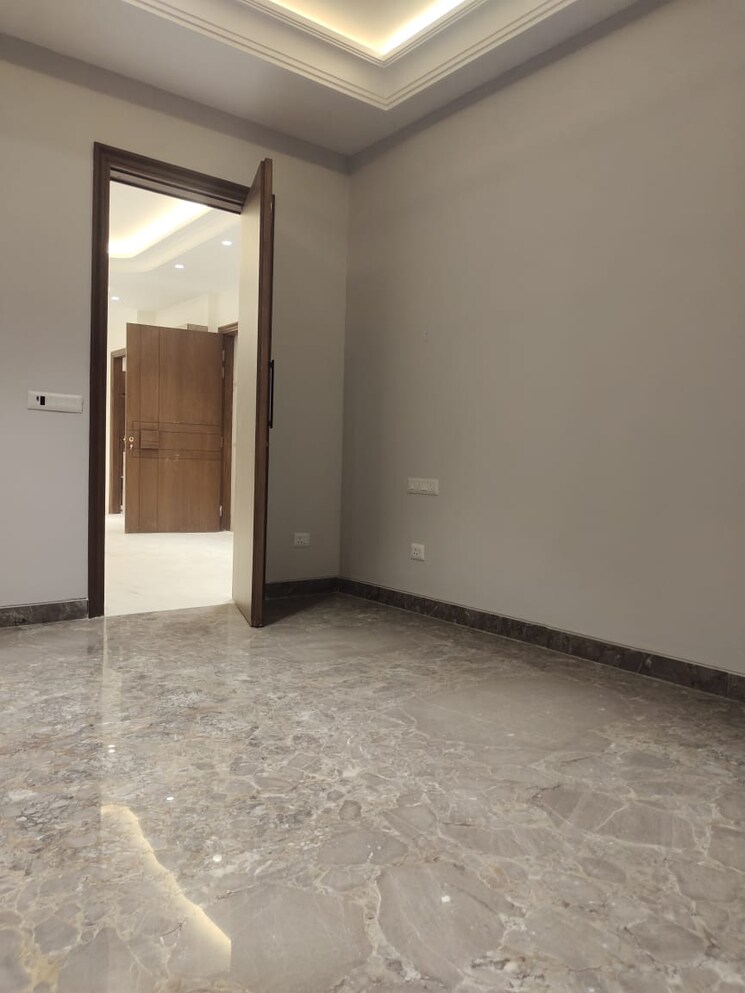 Room, east of kailash 3 Bedroom 2250 Sq.Ft. Builder Floor In East Of Kailash Delhi 9307921