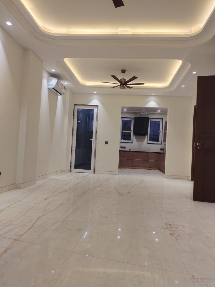 Room, east of kailash 3 Bedroom 2250 Sq.Ft. Builder Floor In East Of Kailash Delhi 9307921