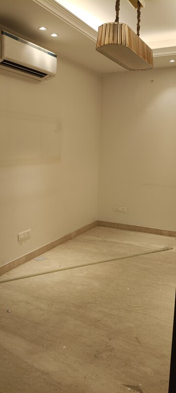 Room in 3 BHK Apartment at Vasant Kunj – for Rent
