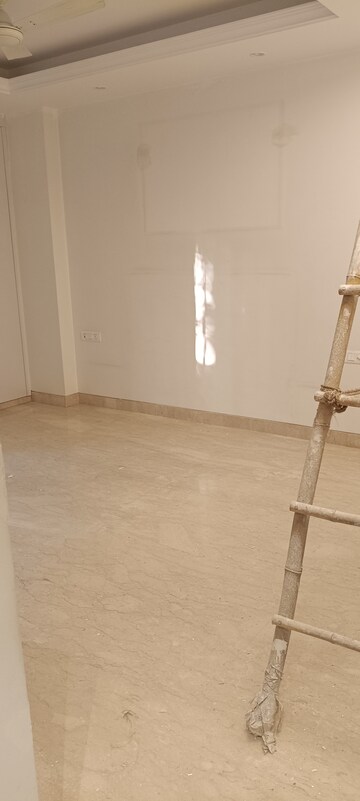 Room in 3 BHK Apartment at Vasant Kunj – for Rent