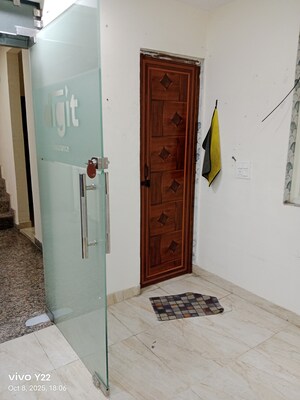 Room in  Office Space at Laxmi Nagar – for Rent